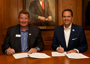 KCTCS President Dr. Paul Czarapata and MSU President Dr. Jay Morgan signing the joint admissions agreement.